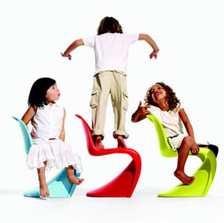 Panton Chair Junior by Vitra com crianças 