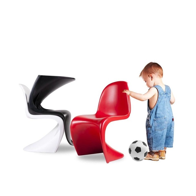 Baby with Panton Chair Junior da Vitra com bola de futebol