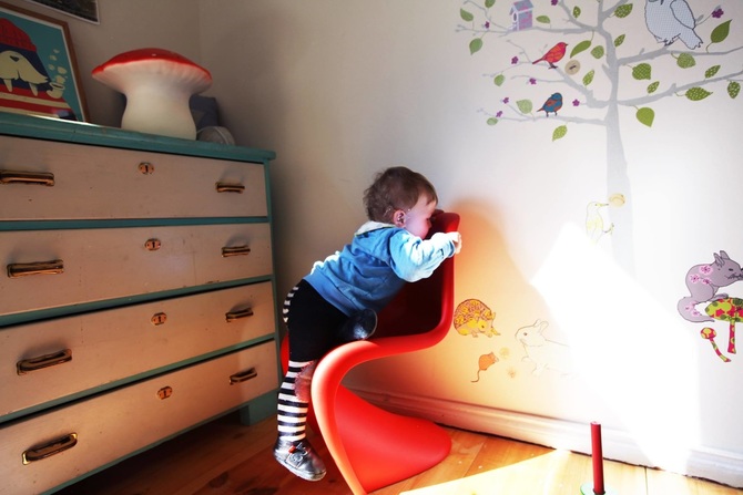 Panton Chair Junior da Vitra with baby num quarto de crianças