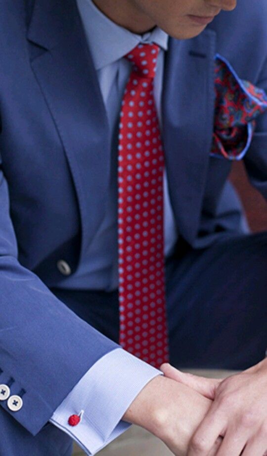fato azul com gravata vermelha e lenço