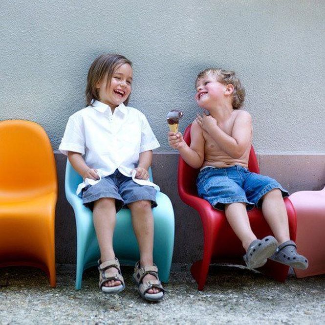 Panton Chair Junior de Verner Panton by Vitra com crianças a comer gelado