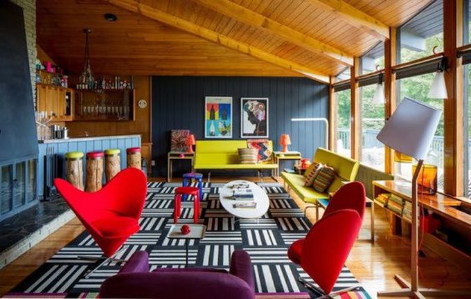 Sala de estar with Heart Cone Chair vermelhas by Vitra