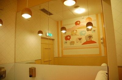 Decoração de casa de banho infantil com candeeiros de tecto e papel de parede infantil