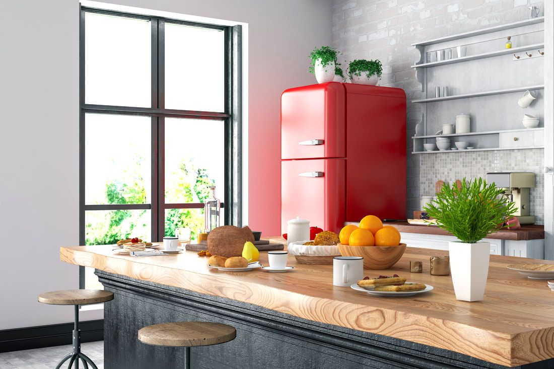 Cozinha moderna com frigorífico Smeg vermelho