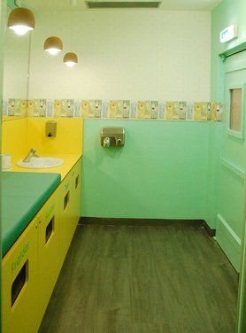  decoração de casa de banho infantil com papel de parede e candeeiros de tecto