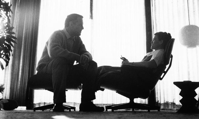 Charles e Ray Eames na poltrona lounge chair 