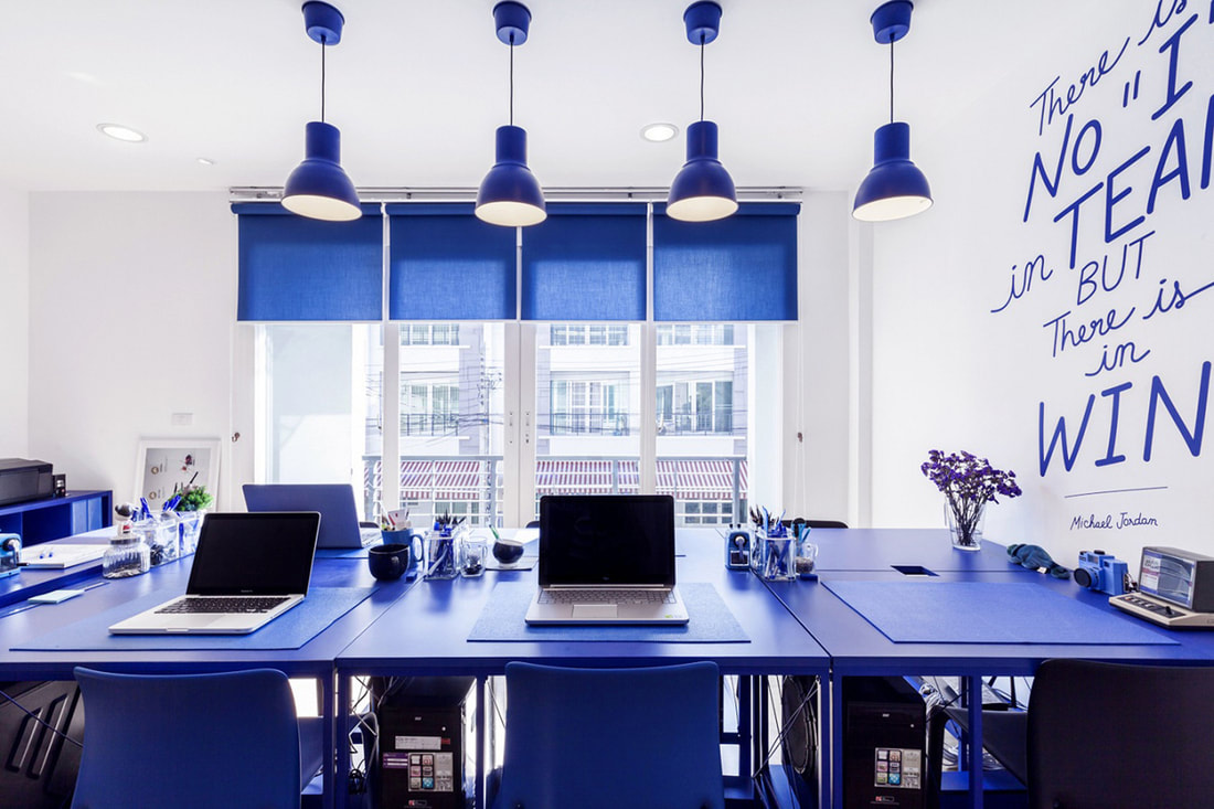 decoração de interiores de escritórios em azul