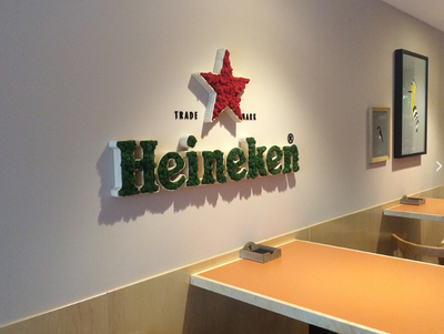 logo Heineken com jardim vertical artificial 