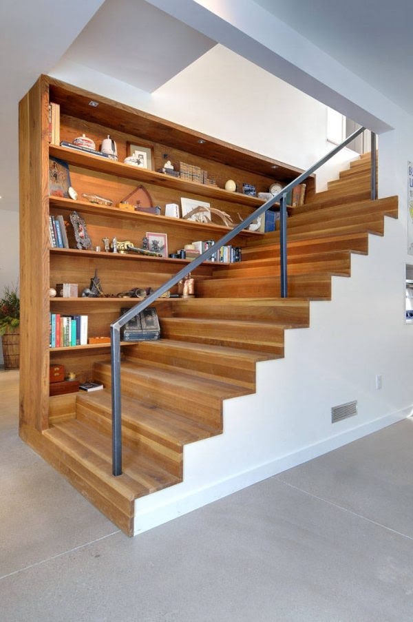 Escada de madeira com estante de parede