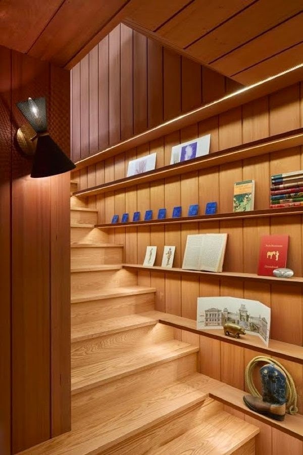 Escadas de madeira com degraus formando estantes para livros