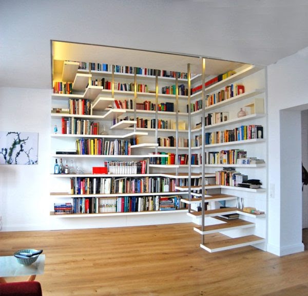 sala com estantes de parede para livros e escadas de madeira