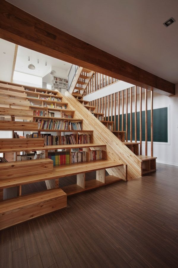 escadas em madeira com estantes para livros embutidas