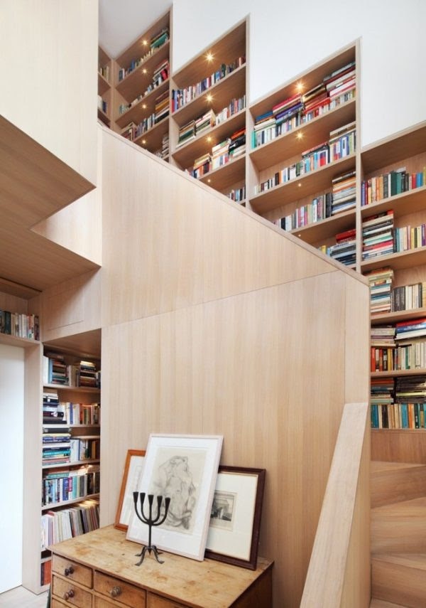 estantes de parede para livros e escadas interiores modernas em caracol