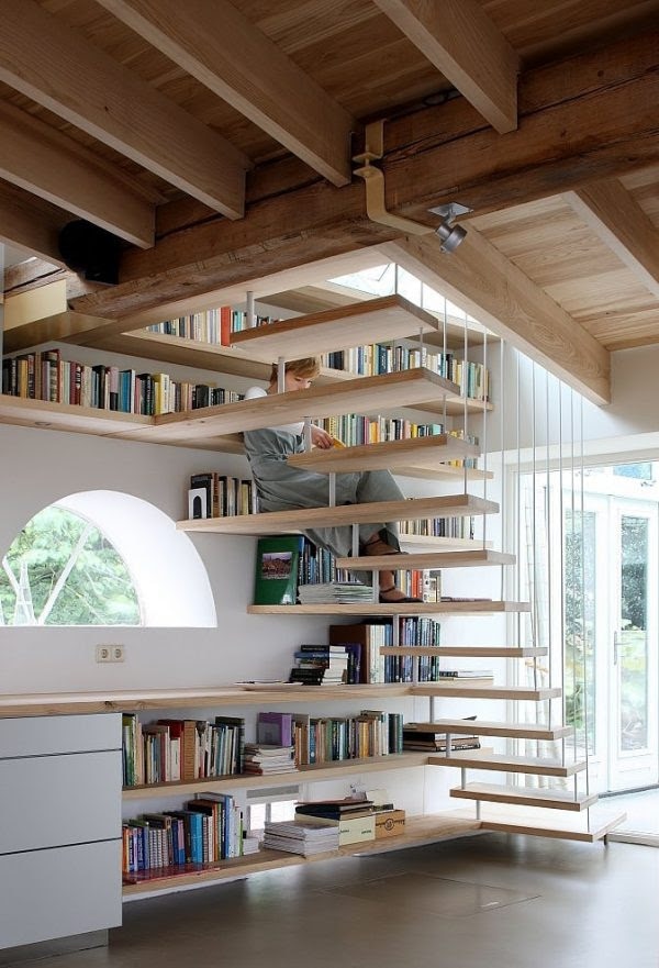 Escada interiores de madeira e estante de parede para livros