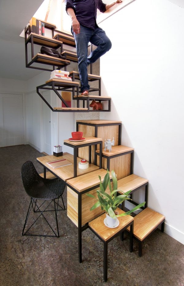 Escadas interiores com espaço para livros