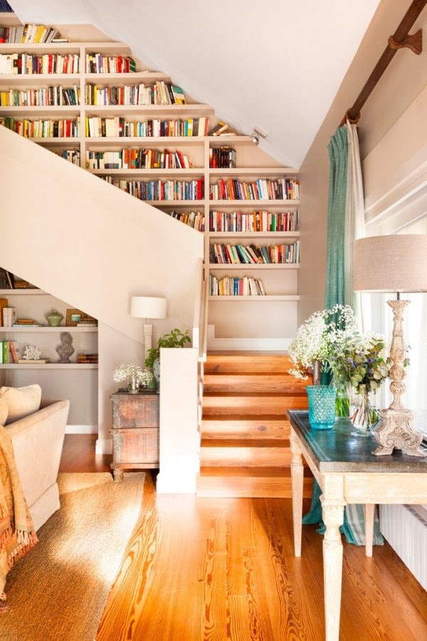 escadas de interiores moderna com estantes para livros