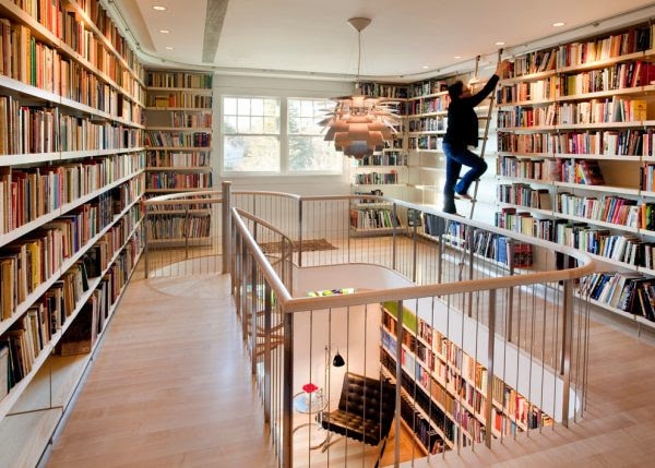 escadas em caracol e estantes de parede para biblioteca em casa