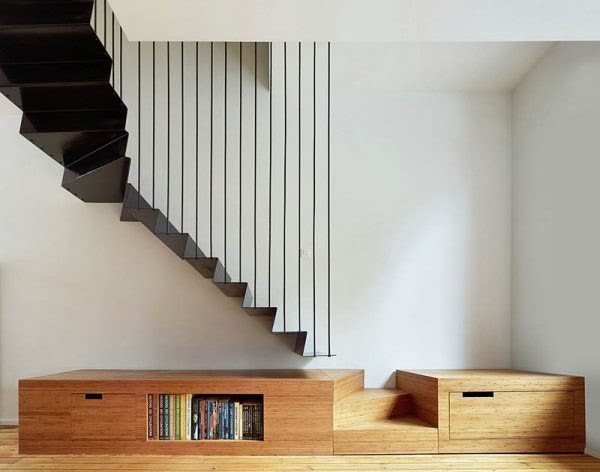 escadas de alumínio flutuantes com estantes de madeira