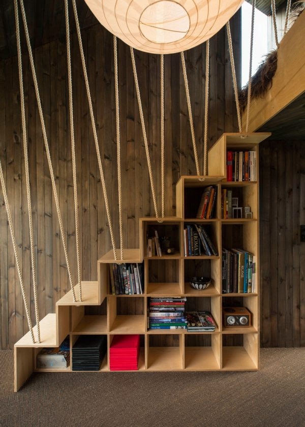 estantes de parede de madeira que funciona como escadas