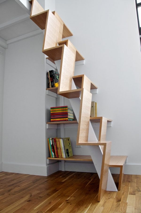 Escadas de madeira com arrumação para livros